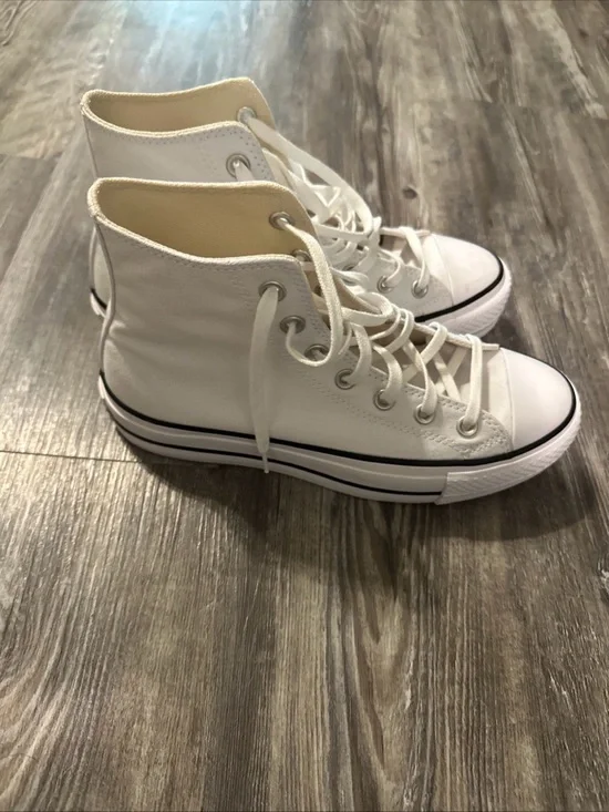 Converse High Top Sneakers - White with Black Trim Women’s, size 8. Brand new - Picture 4 of 4